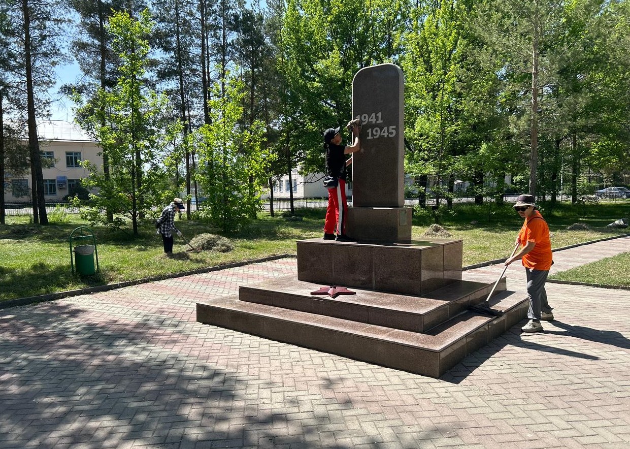 «Таза Қазақстан»: в Жетісу очистили территорию вокруг памятников, посвященных участникам Великой Отечественной войны