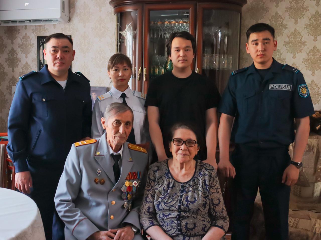 Құрмет көрсету дәстүрі: ШҚО полицейлері ардагерлерді Ұлы Жеңіс күнімен құттықтады