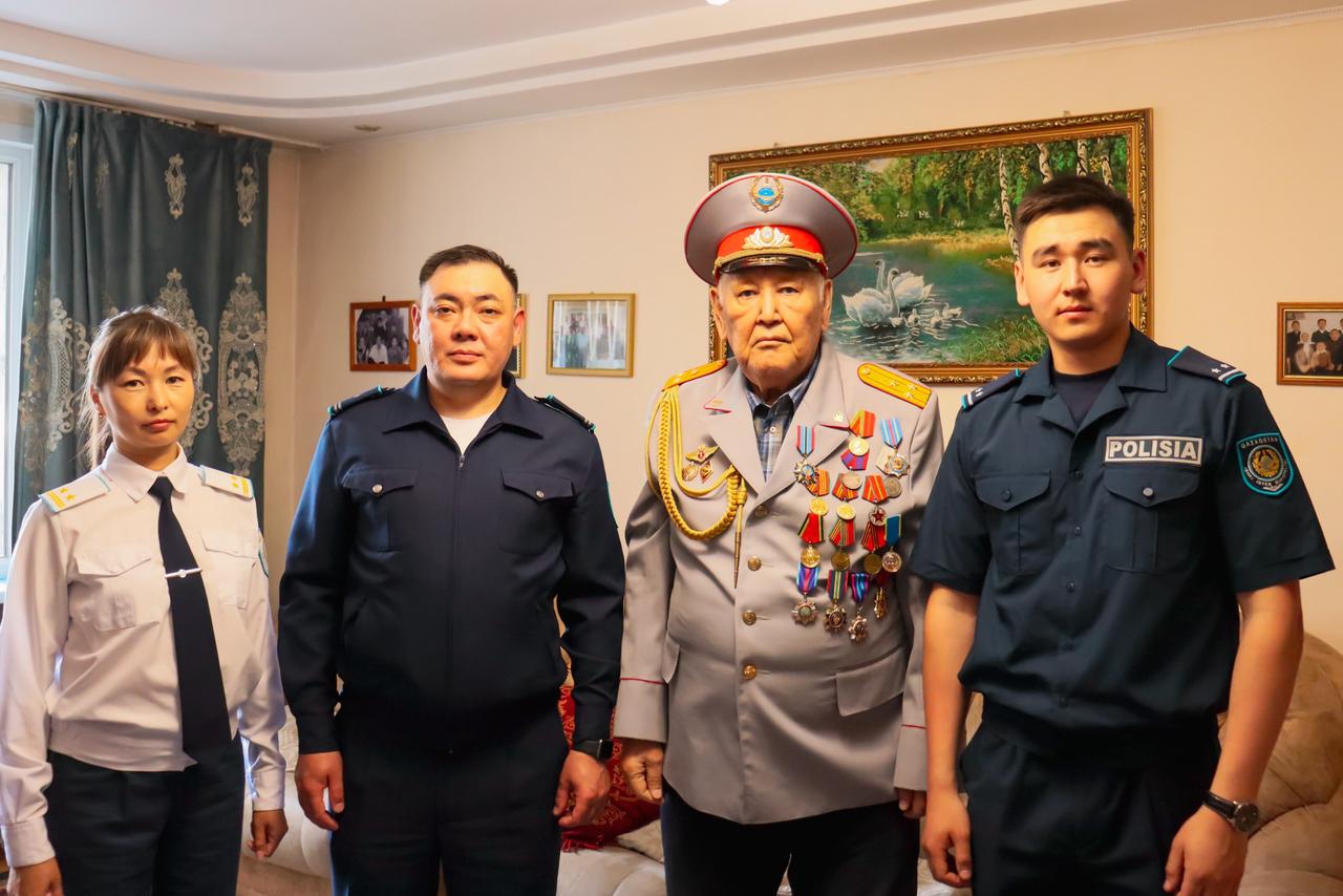 ШҚО полицейлері ардагерлерді Ұлы Жеңіс күнімен құттықтады