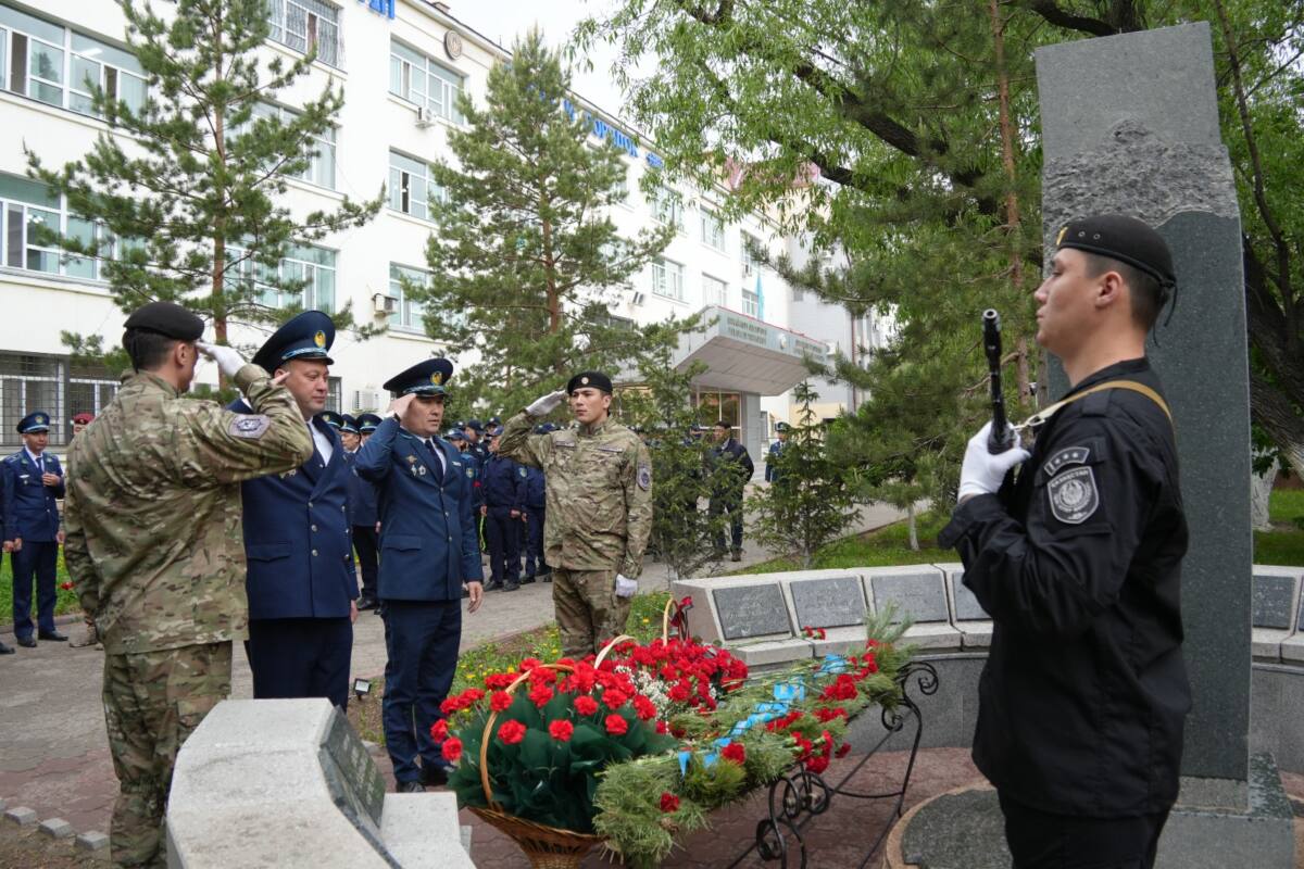 Полицейские почтили память коллег, погибших при исполнении служебных обязанностей в Карагандинской области