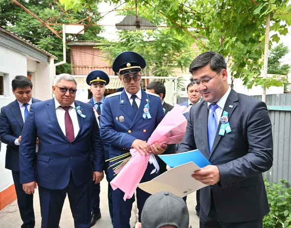 ТҮРКІСТАН: ЖЕТІСАЙДА СОҒЫСТЫҢ СОҢҒЫ СОЛДАТЫНА ПРЕЗИДЕНТТІҢ ҚҰТТЫҚТАУЫ ТАБЫСТАЛДЫ