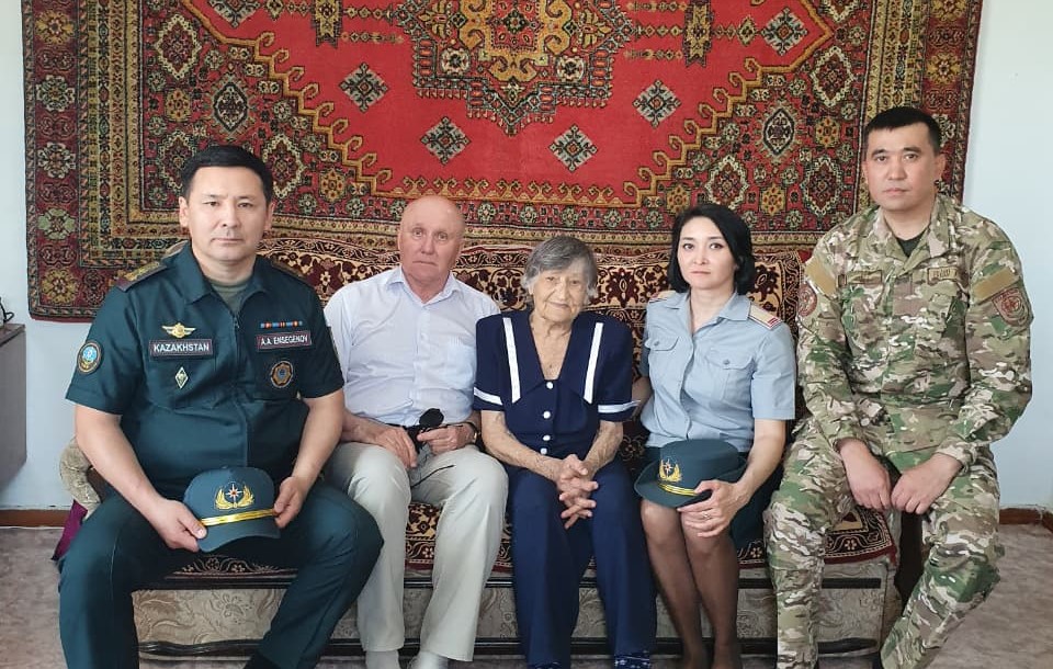 Спасатели поздравили тружеников тыла с Днем Победы
