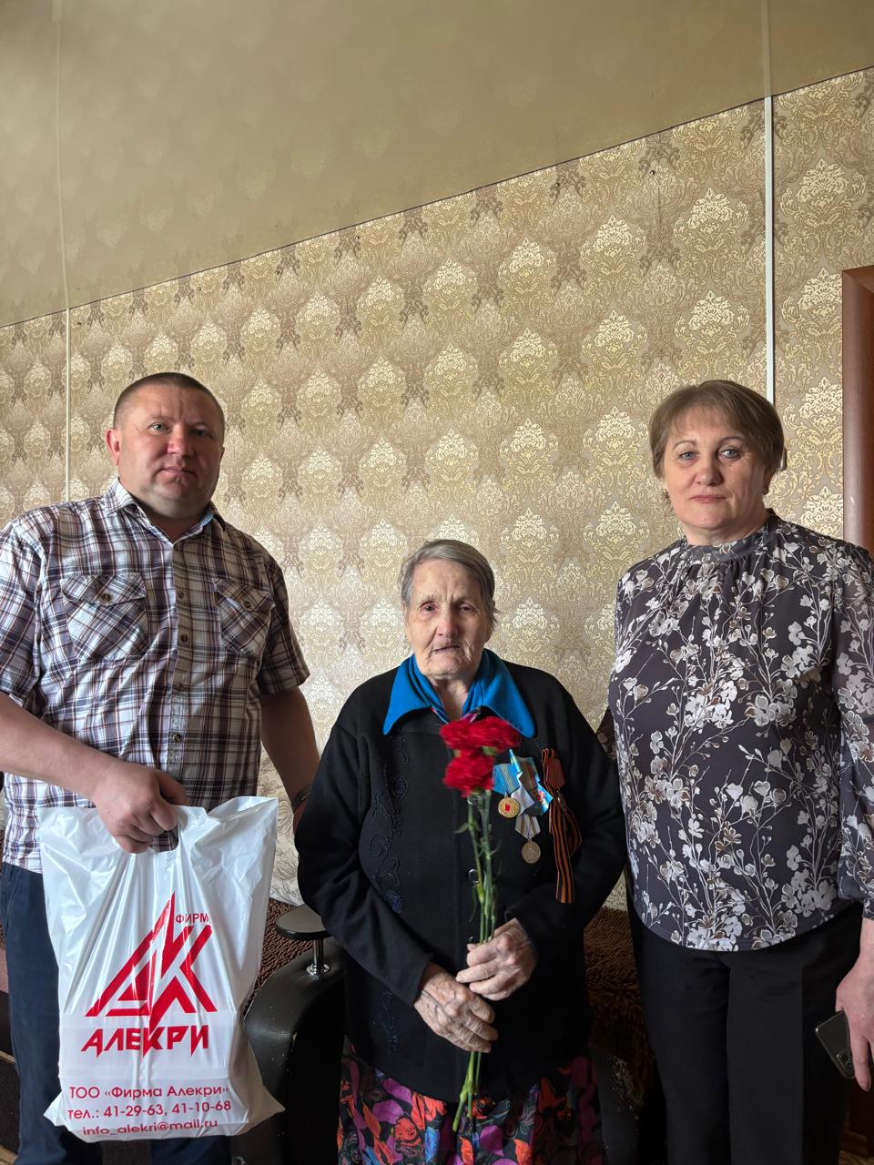 Якорь ауылдық округінің әкімі және округ ардагерлер кеңесінің төрайымы Татьяна Владимировна Карасева тыл еңбеккерлерін құттықтады