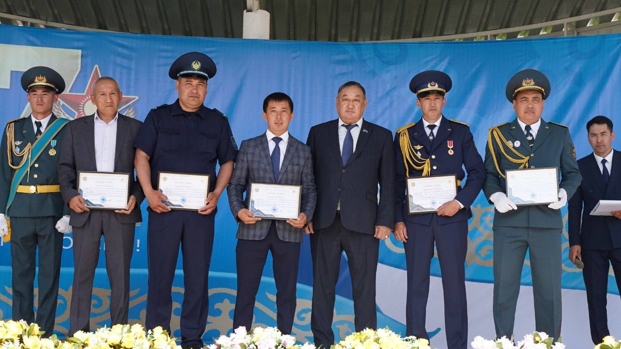 Қызметкер мереке қарсаңында марапатталды