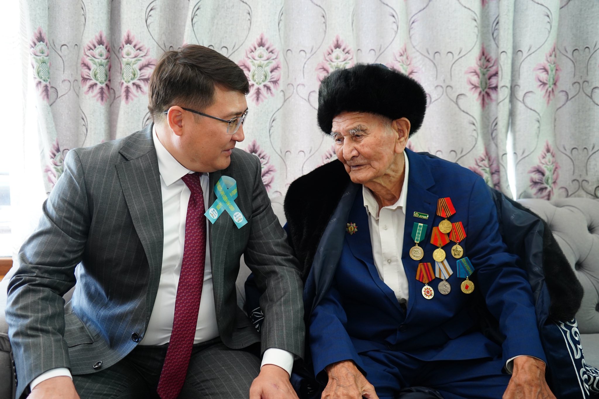 АЗИЗХАН ИСМАИЛОВ – ТЫЛ АРДАГЕРЛЕРІНЕ ҚҰРМЕТ КӨРСЕТТІ