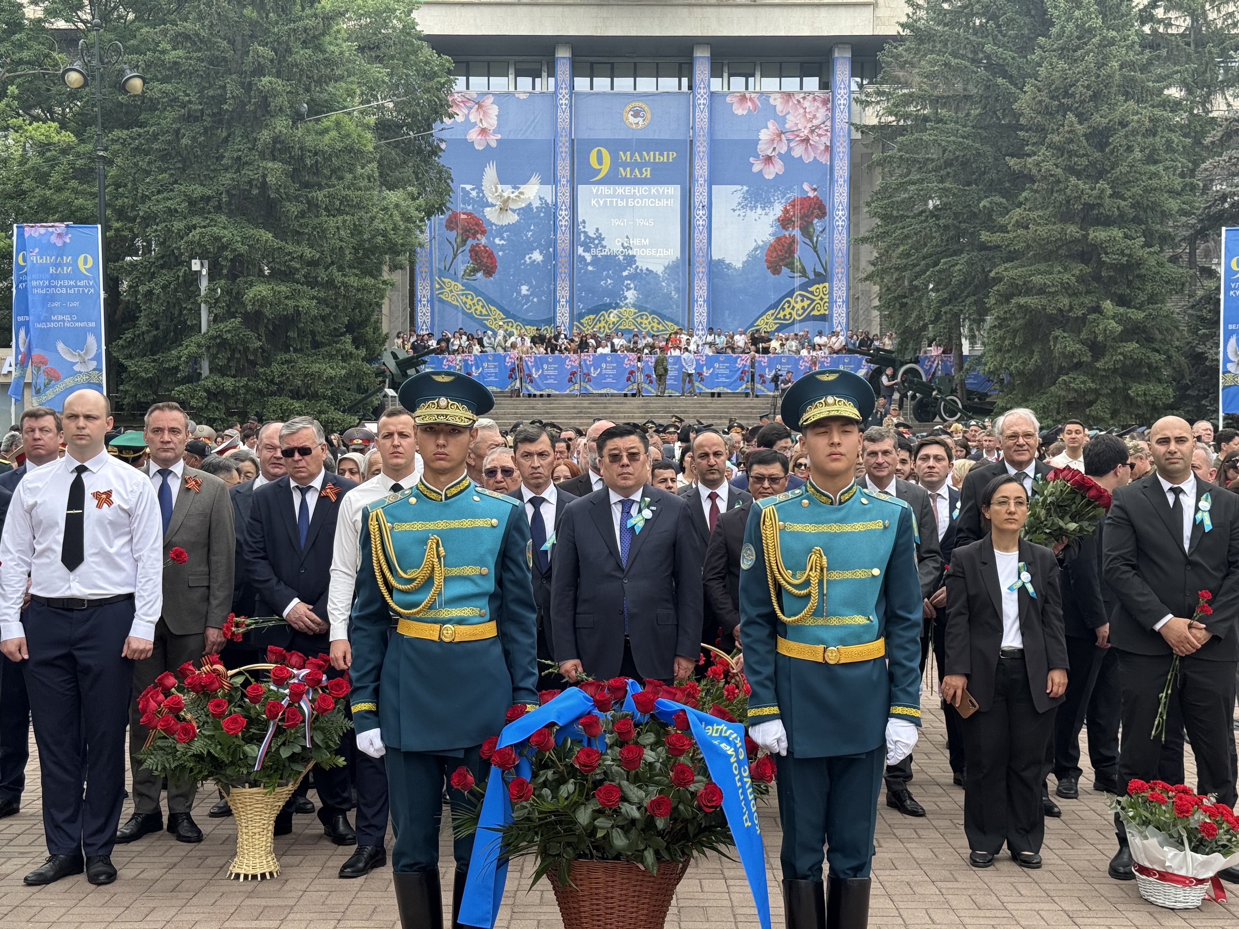 Ұлы Отан соғысындағы Жеңістің 81 жылдығына гүл шоқтарын қою рәсімі