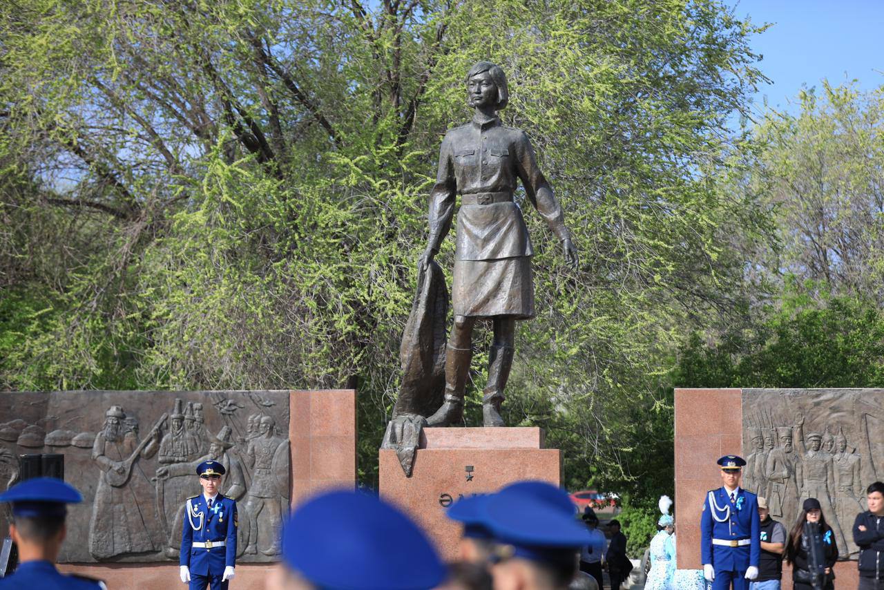 Ақтөбеліктер Әлия Молдағұлованың ерлігіне тағзым етіп, гүл шоқтарын қойды