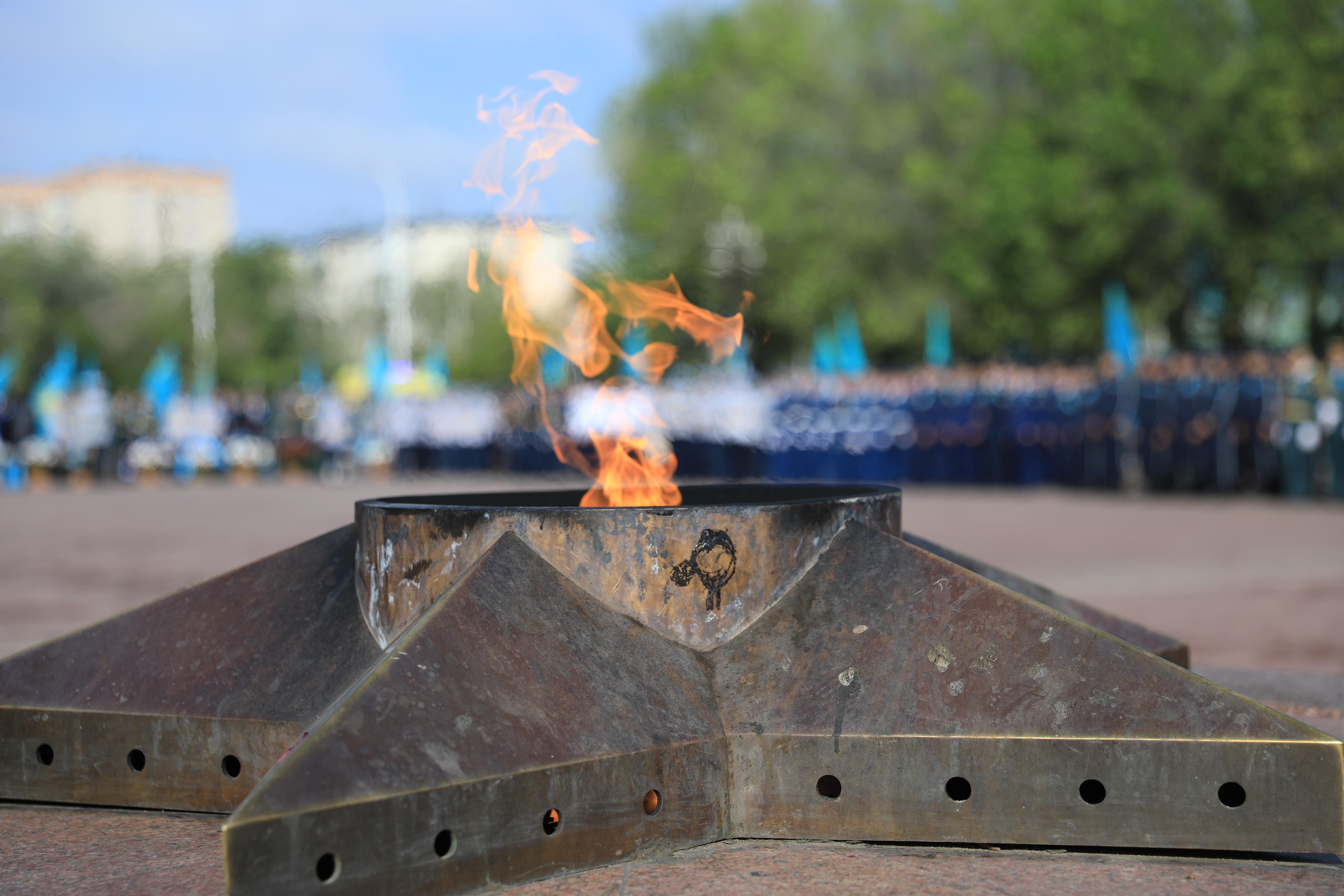 Жеңіс күні ақтөбеліктер Даңқ обелискісіне гүл шоқтарын қойды