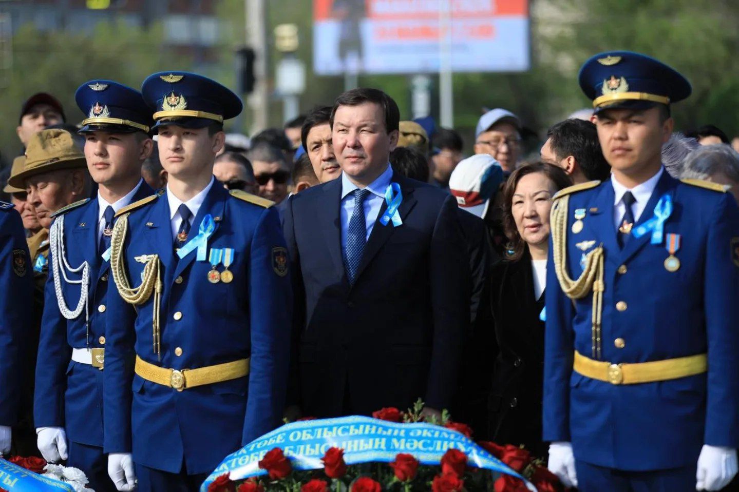 Ақтөбеліктер Әлия Молдағұлованың ерлігіне тағзым етіп, гүл шоқтарын қойды