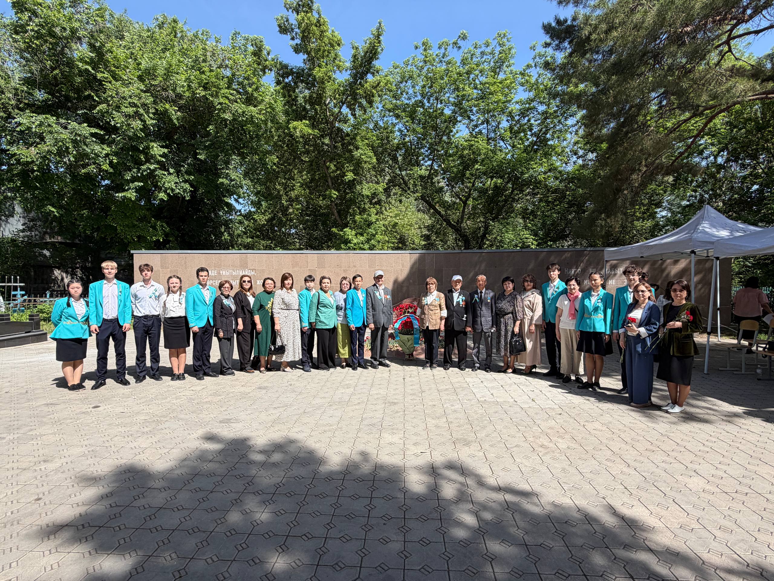 Жеңіс күніне орай Орталық зиратта гүл қою рәсімі өтті
