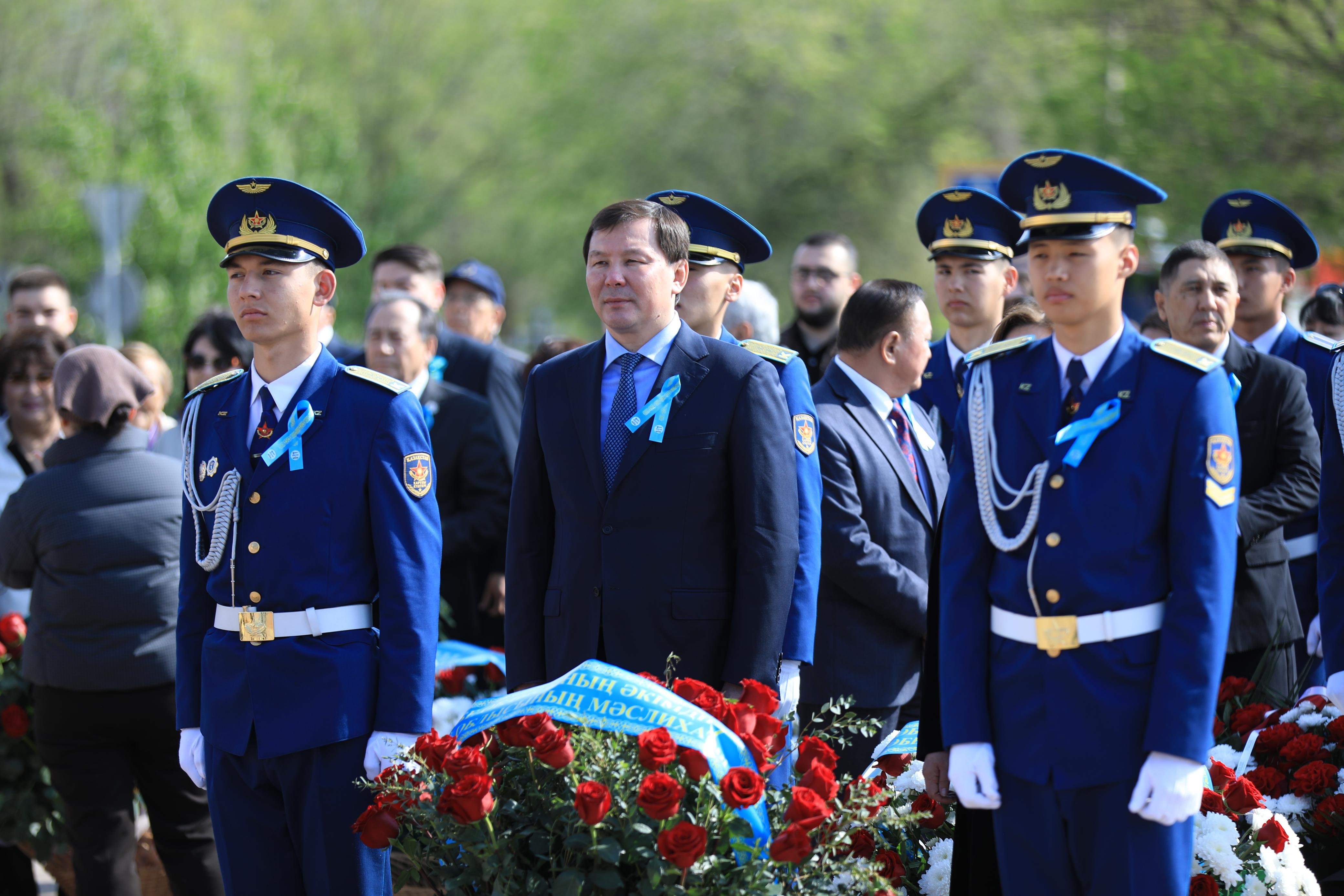 Ақтөбеліктер Әлия Молдағұлованың ерлігіне тағзым етіп, гүл шоқтарын қойды
