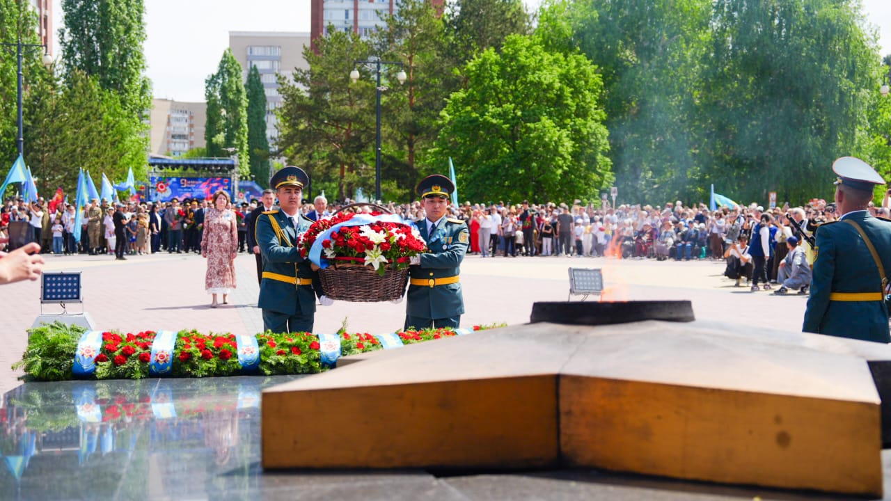 Жеңіс күнінде облыс орталығындағы Даңқ мемориалына гүл шоқтары қойылды