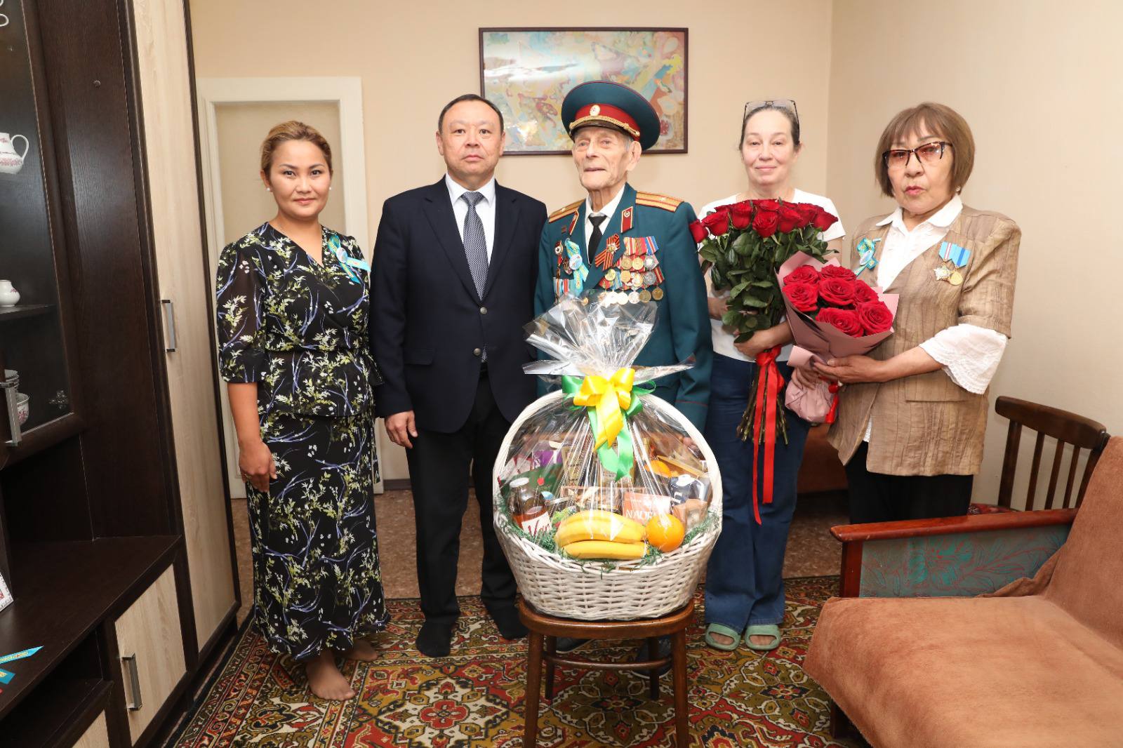 Әуезов ауданында Ұлы Отан соғысының ардагеріне құрмет көрсетілді