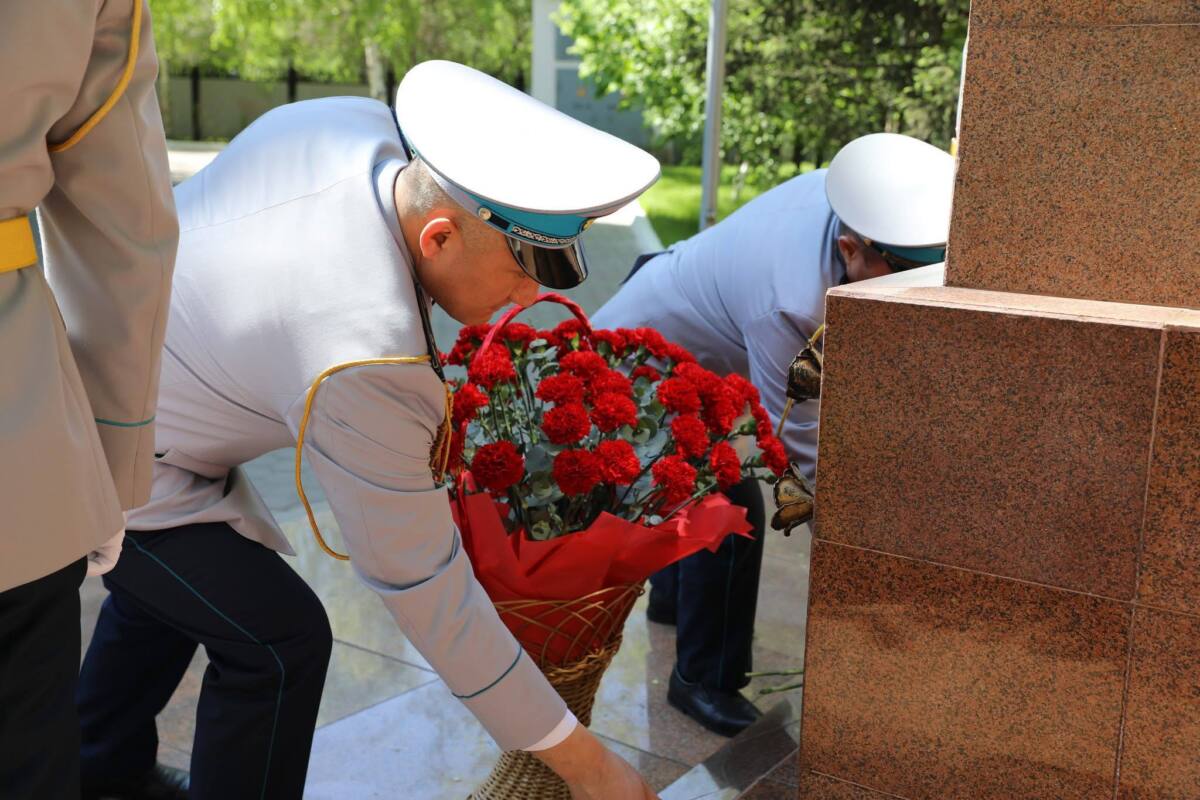 Астанада көлік полицейлері “Мәңгілік ұмытылмас есімдер” монументіне гүл қойды