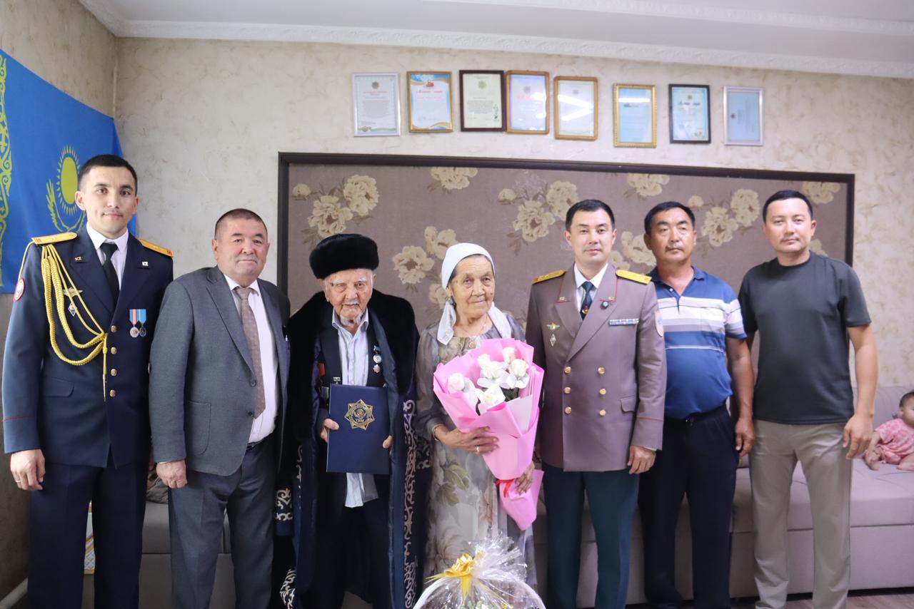 Спасатели поздравили 100-летнего ветерана пожарного с Днем Победы