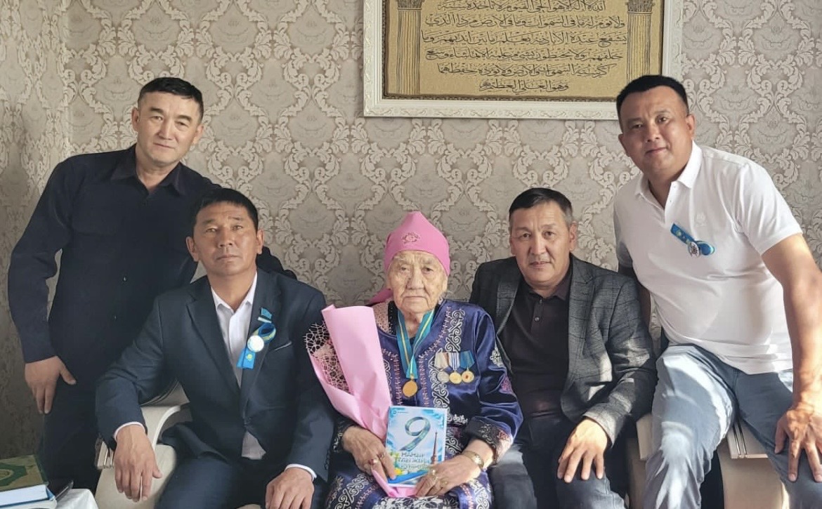 9 мамыр күні Ұлы Жеңіс күніне орай аудандық мәслихаттың төрағасы О.Канагатов Тұғыл ауылында тұратын тыл ардагерімізді арнайы құттықтап барды.