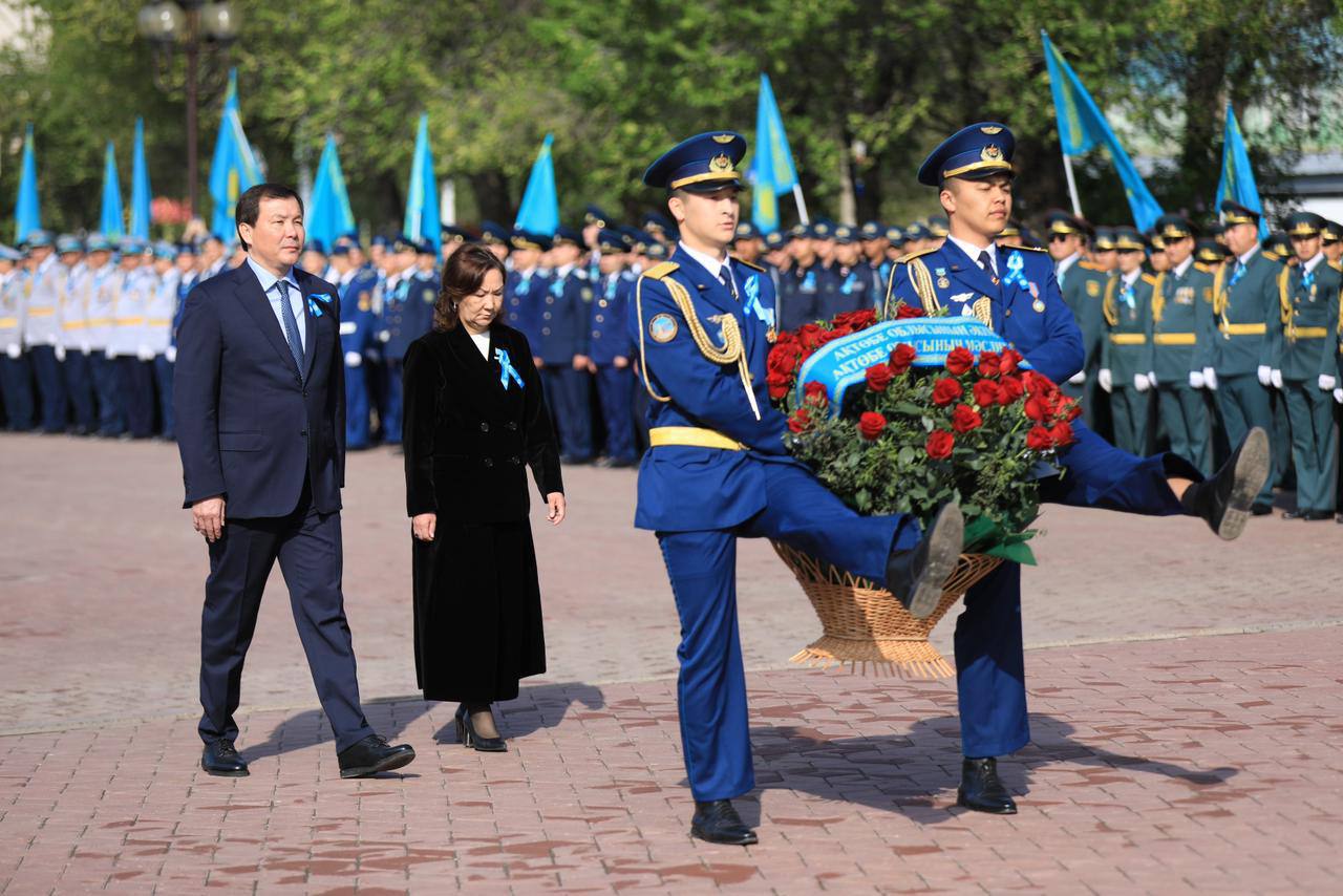 Жеңіс күні ақтөбеліктер Даңқ обелискісіне гүл шоқтарын қойды
