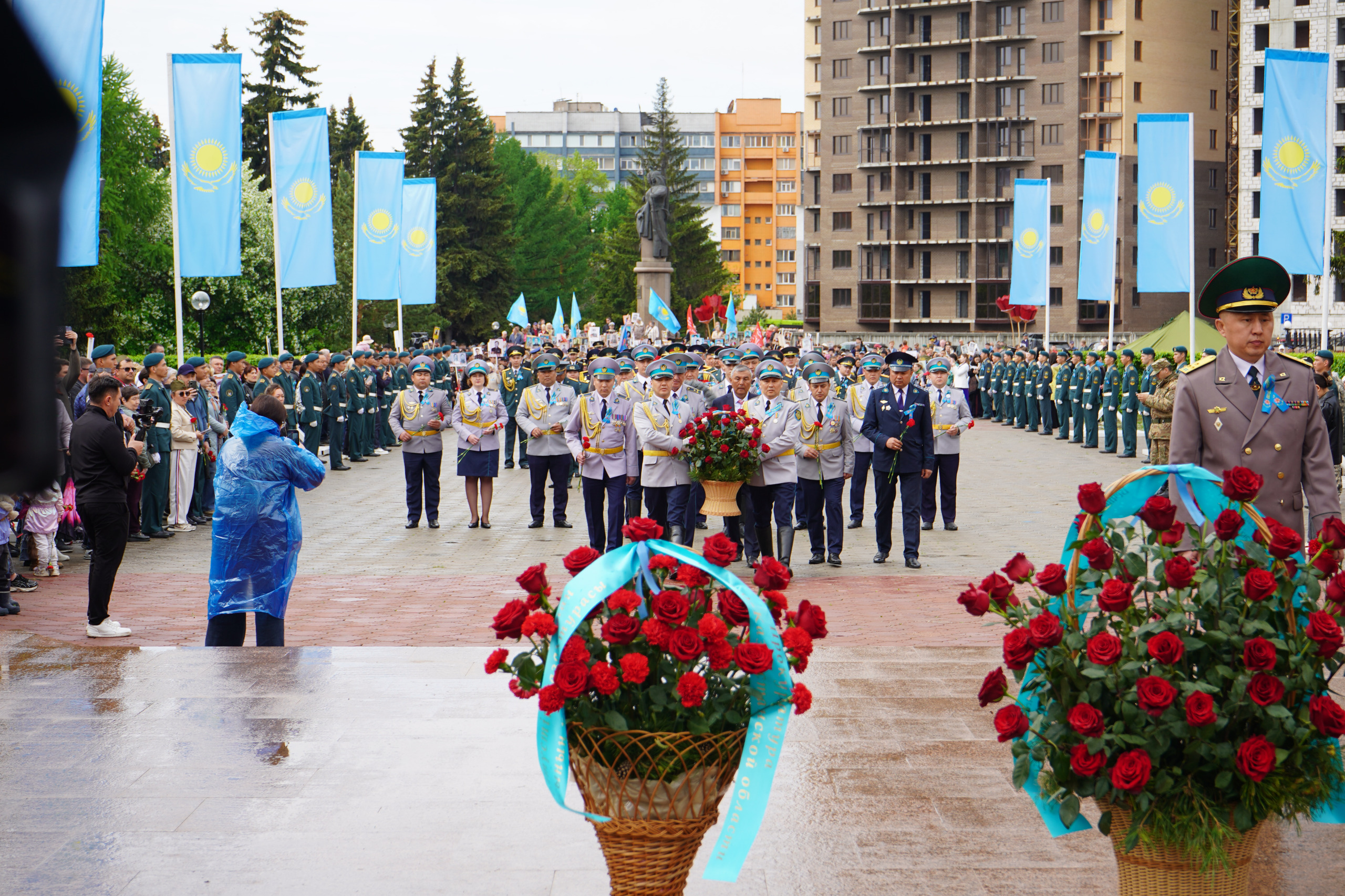 Естелік, мақтаныш, парыз: СҚО полициясының басшылығы Мәңгілік алауға гүл шоқтарын қойды