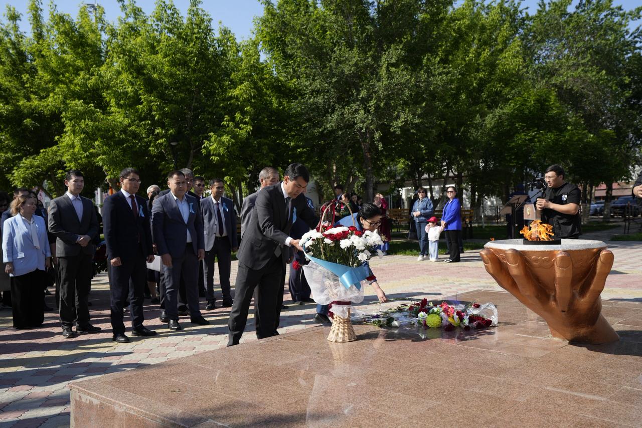 Жылыойда Жеңіс күніне орай гүл шоқтарын қою рәсімі өтті