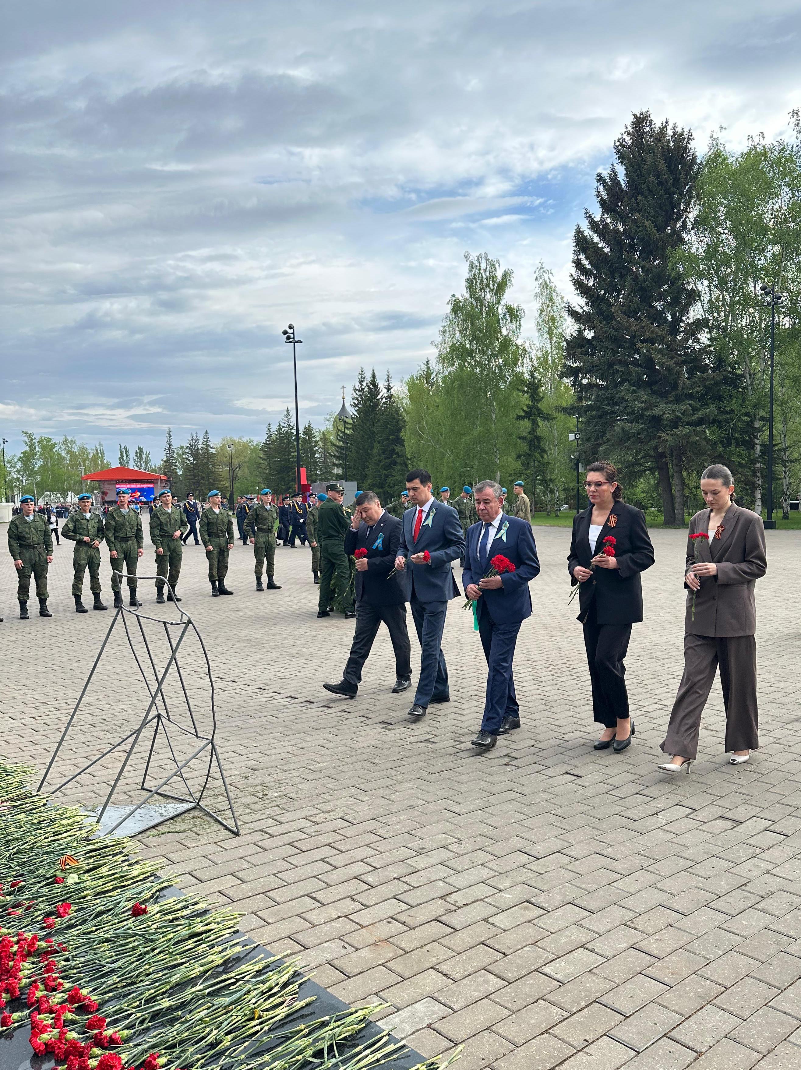 2026 жылы 9 мамырда Омбы қаласындағы Жеңіс саябағында Ұлы Отан соғысындағы Жеңістің 81 жылдығына арналған Мәңгілік алауға гүл қою рәсімі өтті