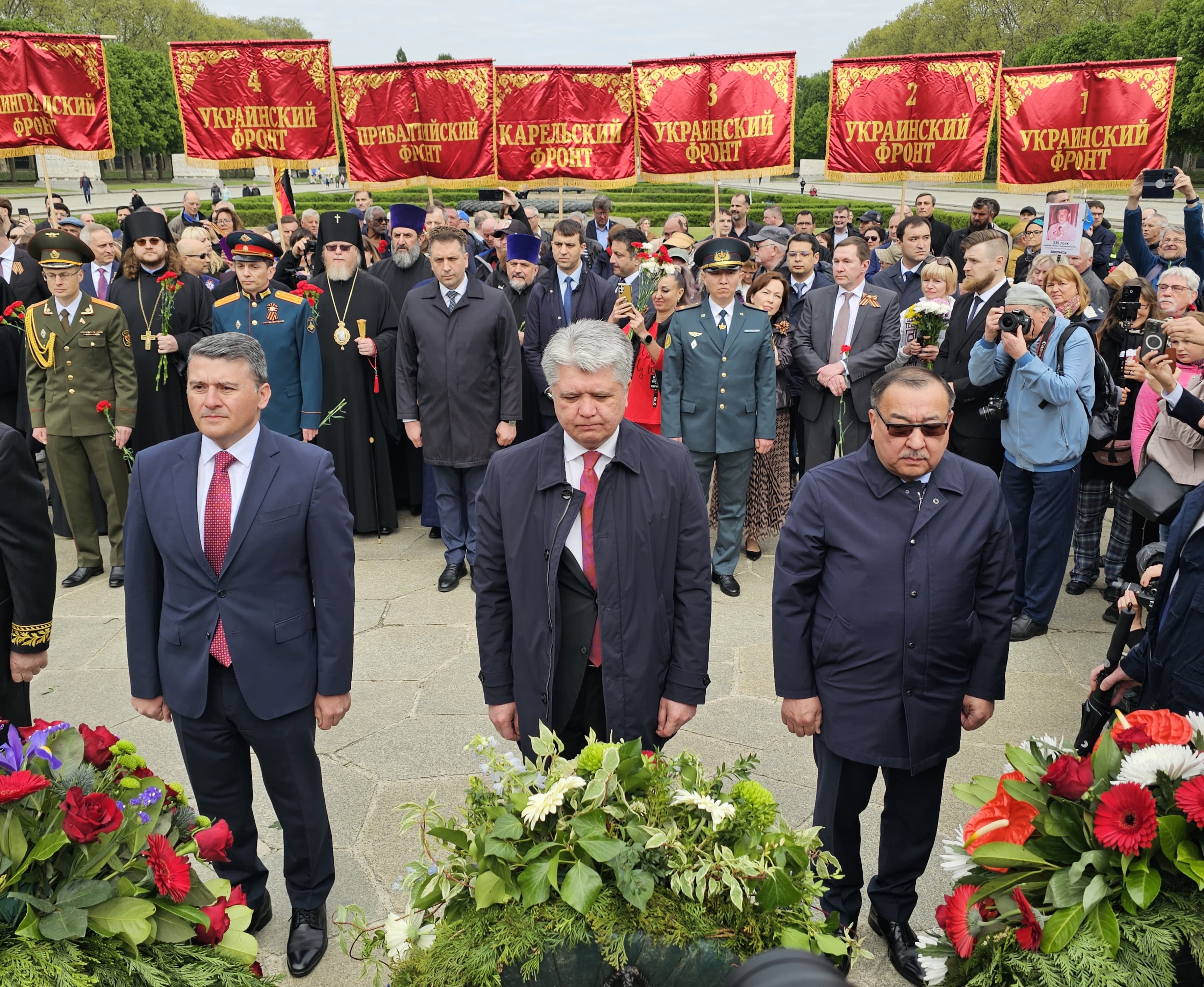 Берлинде Жеңістің 81 жылдығына орай гүл шоқтарын қою рәсімі өтті