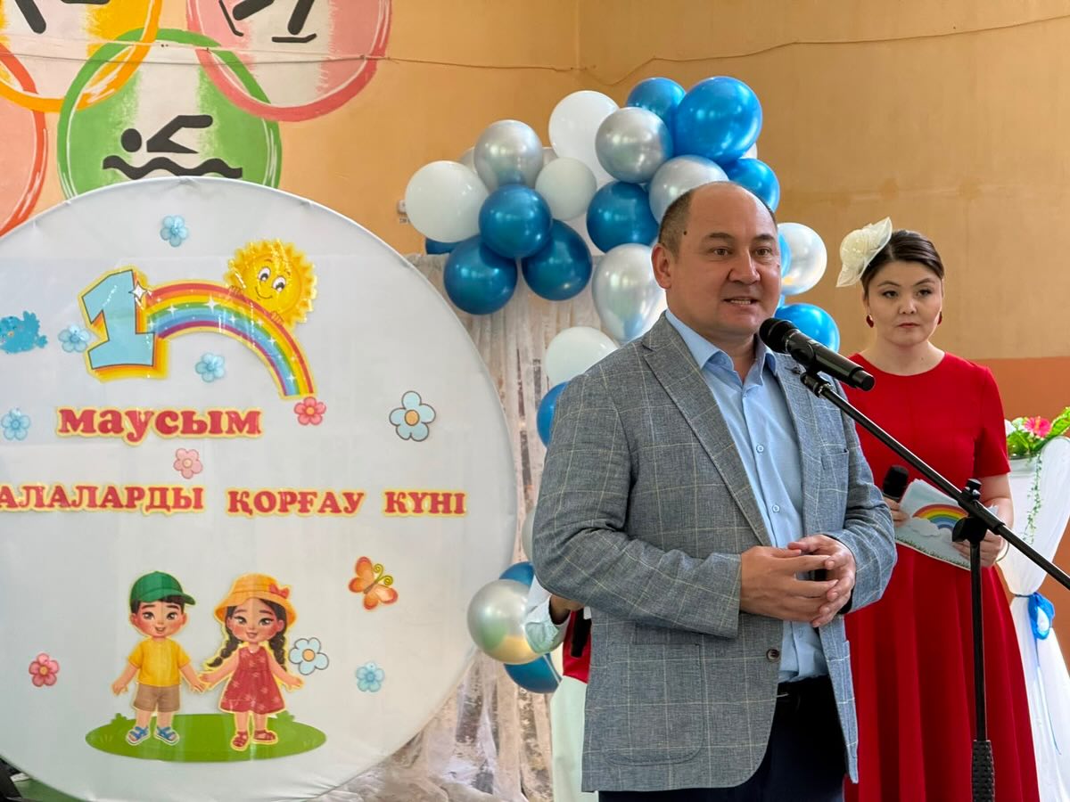 Аким района Алтай Курмамбаев Р.Т. поздравил учащихся с Международным днем защиты детей и началом летней оздоровительной кампании, пожелав им интересного, активного и безопасного отдыха во время летних каникул.