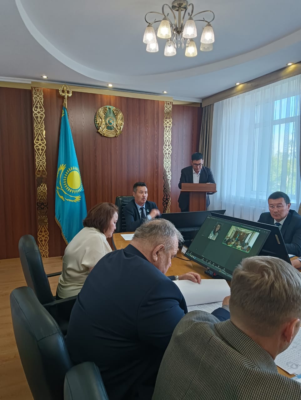 По разъяснению Положений Конституции Республики Казахстан