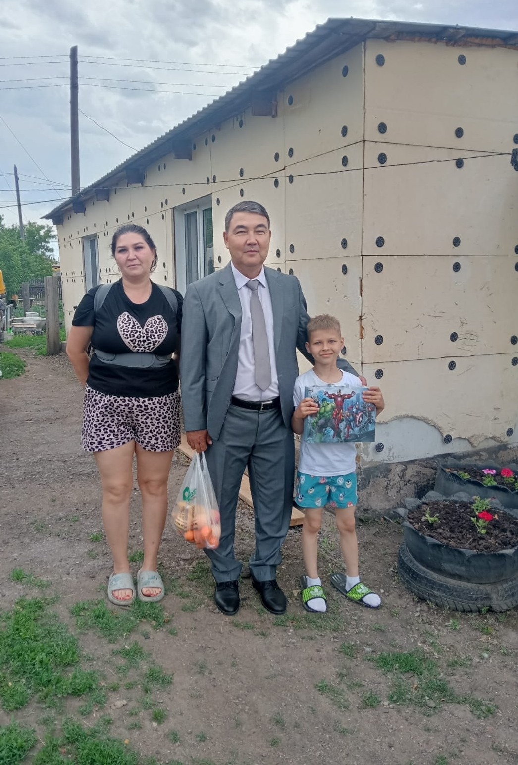 «Осакаров аудандық мәслихаты аппараты» ММ-нің аппарат басшысы Қаныбек Аманбайұлы Тулеуов - Эйхман Ратмир Викторовичті  Халықаралық балаларды қорғау күнімен шын жүректен құттықтайды!