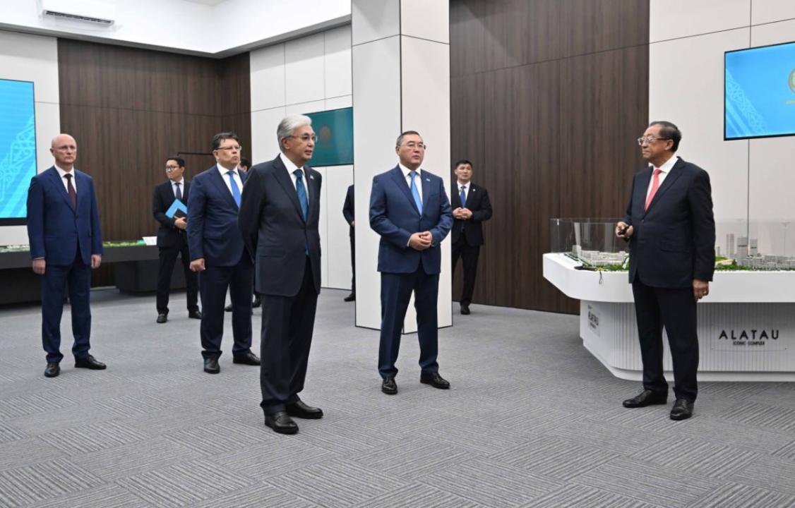Мемлекет басшысы Алатау қаласын дамытудың барысымен танысты